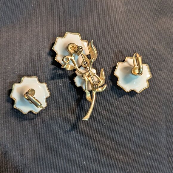 Dainty Floral Brooch & Clip-On Earrings Set Vintage White Milk Glass Gold Tone - Picture 7 of 7